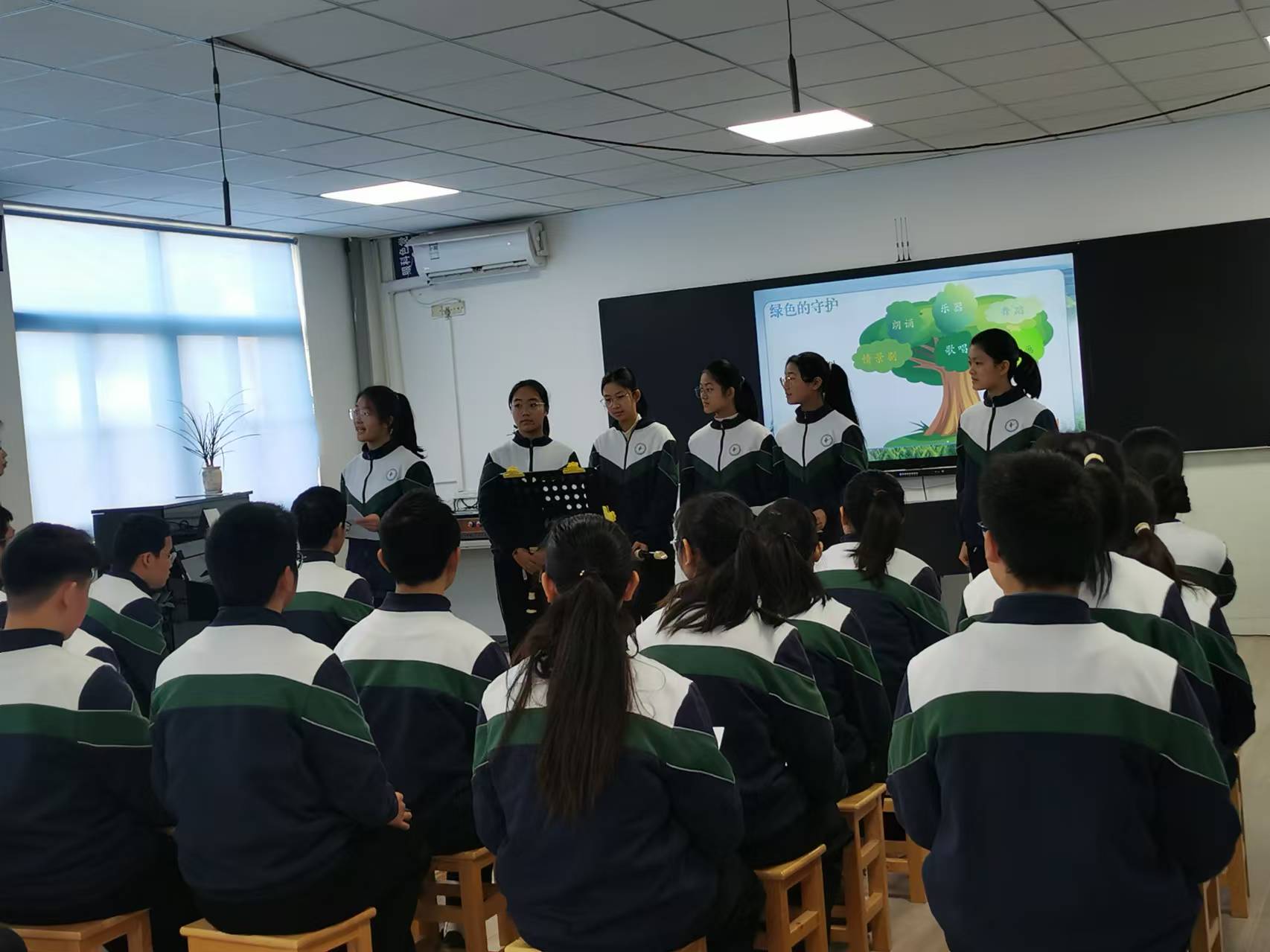 林中小屋学生编创展示.jpg